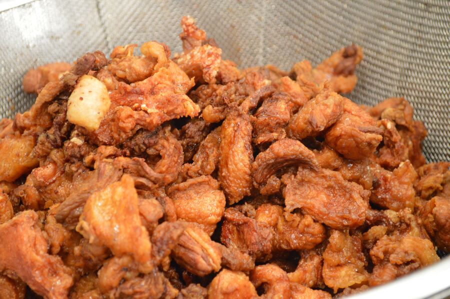 カリカリに炒り揚げた牛すじあぶらかす